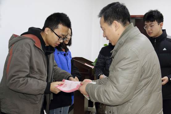 说明: E:\work\宣传部\宣传工作\Photos\2018\20181221污污漫画
《聚合物合成工艺学》课程创新教学模式取得良好效果\20181221高分子课改颁奖\IMG_8461.JPG